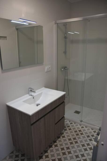 Nuevo y Amplio piso con wifi y vistas a la bahia Apartamento